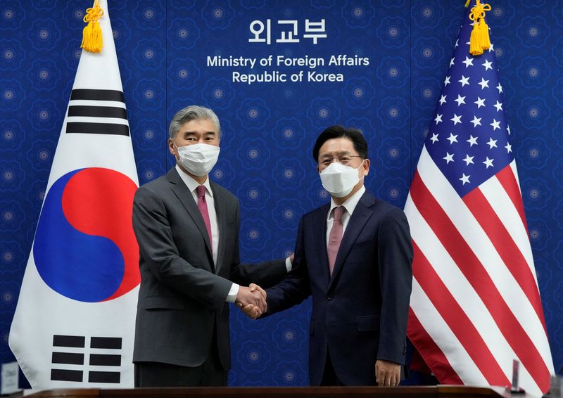 © Reuters. 米国のソン・キム北朝鮮担当特別代表は１８日、、韓国外務省の魯圭悳（ノ・ギュドク）朝鮮半島平和交渉本部長ら韓国当局者と会談した。代表撮影。（２０２２年　ロイター）
