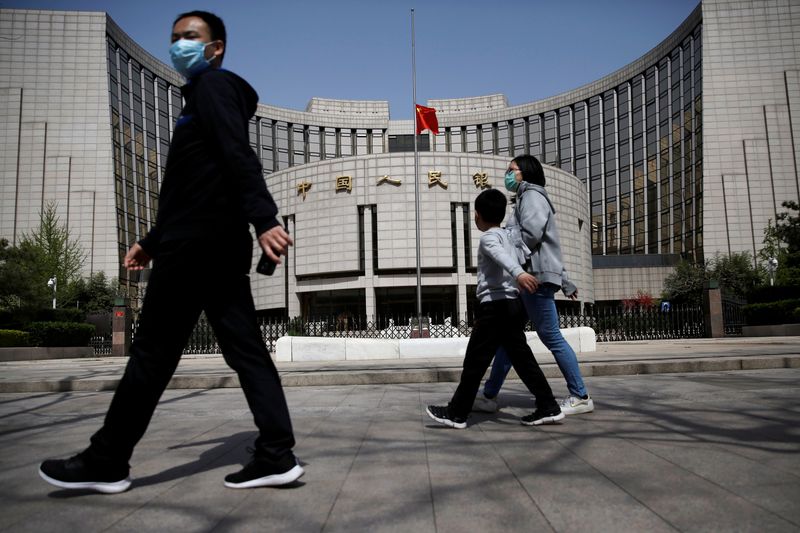 &copy; Reuters. Pedestres caminham em frente ao banco central da China, em Pequim
04/04/2020
REUTERS/Tingshu Wang