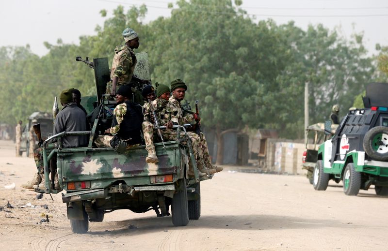 &copy; Reuters. Une force militaire conjointe du Nigeria, du Niger et du Cameroun a déclaré dimanche avoir tué au cours des dernières semaines plus de 100 insurgés islamistes, dont 10 commandants, alors qu'elle intensifie une offensive terrestre et aérienne. /Photo