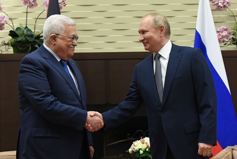 &copy; Reuters. الرئيس الروسي فلاديمير بوتين و الرئيس الفلسطيني محمود عباس خلال اجتماع في سوتشي في روسيا يوم 23 نوفمبر تشرين الثاني 2021. صورة لرويترز من وكالة
