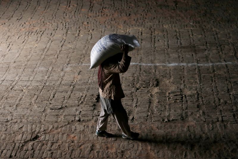 &copy; Reuters. Trabalhador carrega saca de açúcar em Peshawar
23/01/2019
REUTERS/Fayaz Aziz