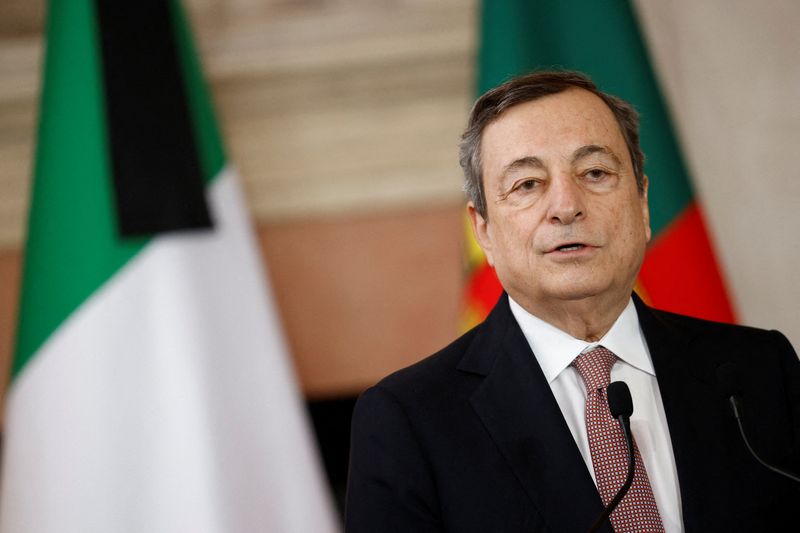 &copy; Reuters. Le président du Conseil italien, Mario Draghi, a été testé positif au COVID-19 et deux de ses ministres le remplaceront pour le déplacement en Afrique prévue cette semaine dans le but de conclure des accords permettant de réduire la dépendance de 