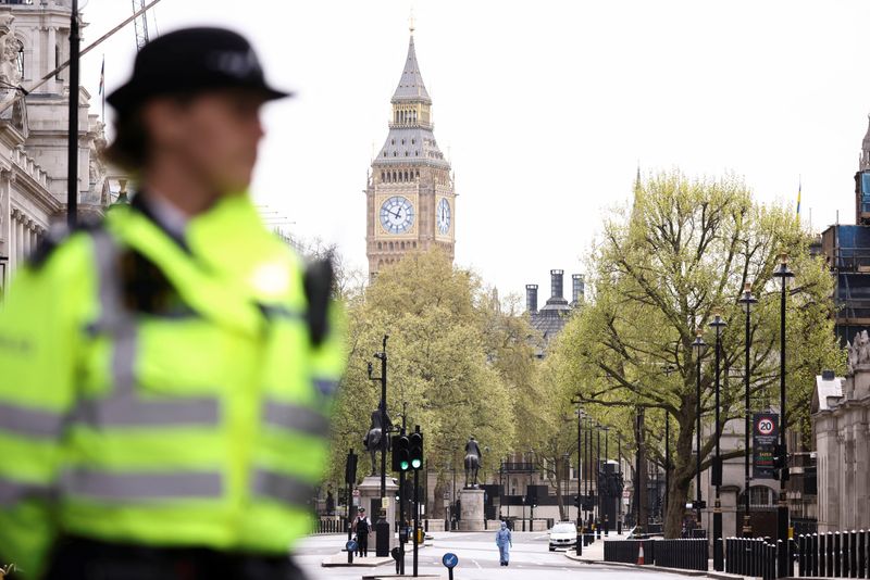 &copy; Reuters. La police britannique a fermé lundi une voie de circulation proche de la résidence du Premier ministre, Boris Johnson, et annoncé avoir arrêté un homme armé d'un couteau qui avait eu une altercation avec deux policiers du ministère de la Défense. 