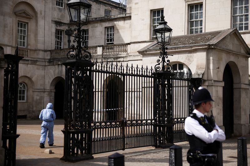© Reuters. شرطي في منطقة أغلقتها الشرطة قرب مقر رئيس الوزراء البريطاني في لندن يوم الاثنين. تصوير: هنري نيكولز - رويترز. 