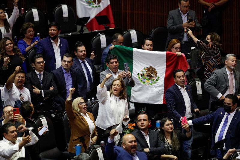 &copy; Reuters. Parlamentares de oposição comemoram resultado de votação no Congresso do México
17/04/2022
REUTERS/Luis Cortes