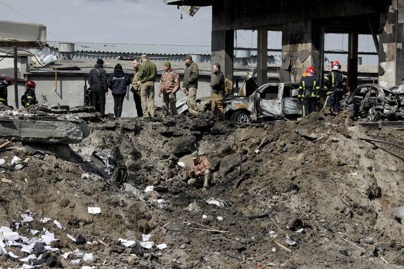 © Reuters. Des tirs de missiles russes ont fait sept morts lundi à Lviv, dans l'ouest de l'Ukraine, ont annoncé les autorités ukrainiennes, dont les forces tentent encore d'empêcher la Russie de prendre le contrôle total du port stratégique de Marioupol, dans le sud-est, où la situation est 