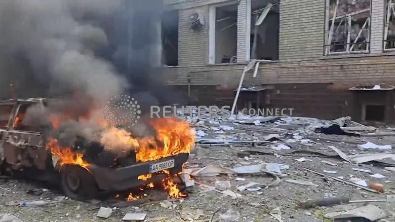 &copy; Reuters. Imagem retirada de vídeo divulgado pelo Serviço de Emergência da Rússia mostra destruição provocada por míssil russo em Kharkiv