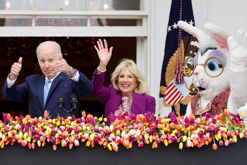 &copy; Reuters. U.S. President Joe Biden and first lady Jill Biden gesture during the annual Easter Egg Roll at the White House in Washington, U.S. April 18, 2022. REUTERS/Jonathan Ernst     