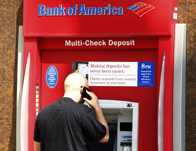 © Reuters. Cliente em frente a um caixa eletrônico do Bank of America office em Burbank, na Califórnia, EUA
19/08/2011
REUTERS/Fred Prouser