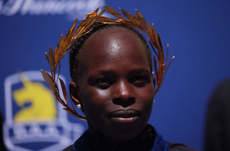© Reuters. البطلة الأولمبية بيريس جيبتشيرتشير تحتفل بفوزها بماراثون بوسطن يوم الاثنين. تصوير: بريان سنايدر - رويترز. 