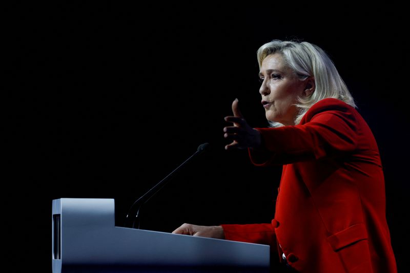 &copy; Reuters. مرشحة اليمين المتطرف للرئاسة الفرنسية مارين لوبان تتحدث في افينون بفرنسا يوم 14 أبريل نيسان 2022. تصوير: كريستيان هارتمان - رويترز. 