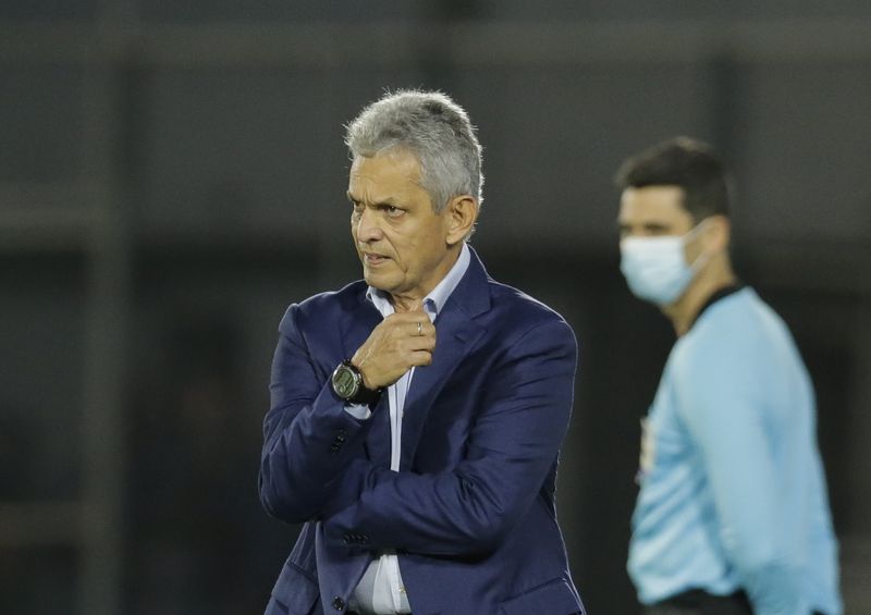 &copy; Reuters. IMAGEN DE ARCHIVO. El entrenador de Colombia, Reinaldo Rueda, durante un partido ante Paraguay por la eliminatoria sudameriana al Mundial 2022 en el estadio Defensores del Chaco, Asunción, Paraguay, el 5 de septiembre de 2021. REUTERS/Cesar Olmedo