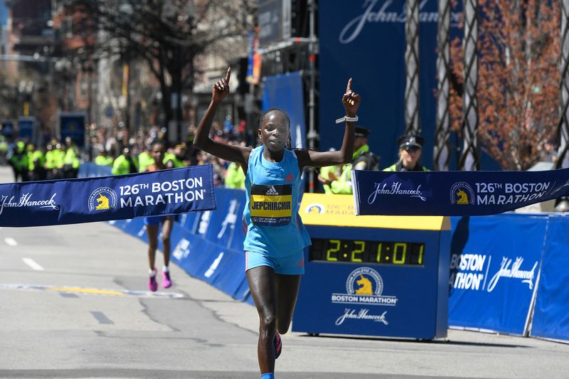 &copy; Reuters. Peres Jepchirchir (102) cruza linha de chegada em primeiro lugar na Maratona de Boston
18/04/2022
Eric Canha-USA TODAY Sports