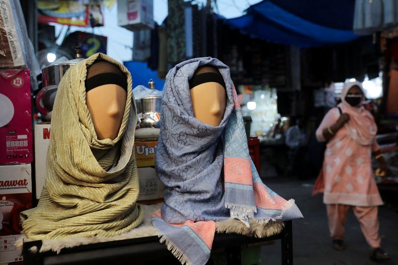 &copy; Reuters. Mulher passa por manequins com hijabs em loja de Nova Délhi
16/03/2022
REUTERS/Anushree Fadnavis