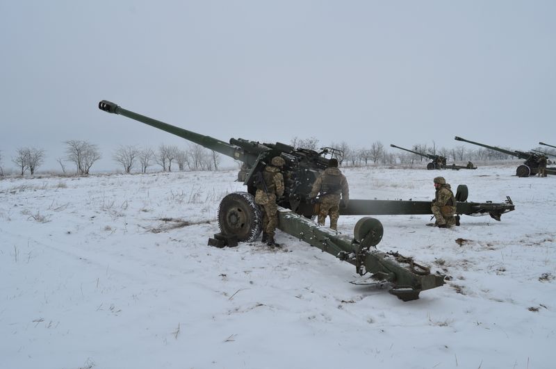 &copy; Reuters. Soldados ucranianos operam artilharia howitzer 2A65 Msta-B durante exercício perto da fronteira com a Crimeia
Serviço de Imprensa da Força de Operações Cojuntas/Divulgação via REUTERS