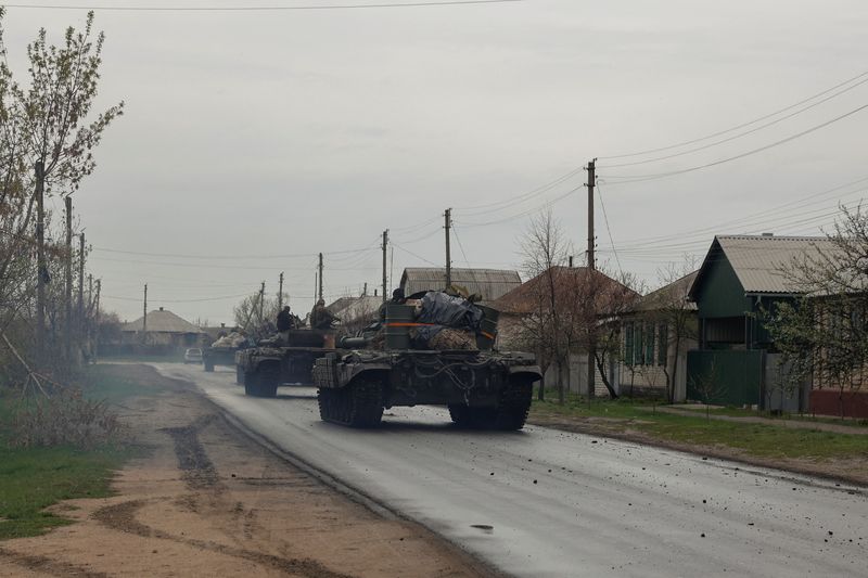 &copy; Reuters. دبابات أوكرانية في احدى قرى منطقة دونيتسك يوم الاثنين. تصوير: سيرجي نوتشنينكو - رويترز. 