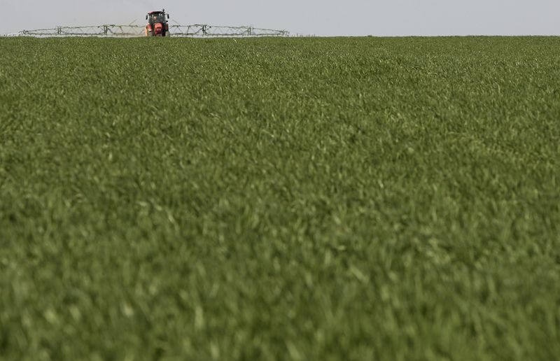 &copy; Reuters. Trator coloca sementes e fertilizante no solo em fazenda coletiva perto de Rostov-on-Don
25/04/2011 REUTERS/Vladimir Konstantinov