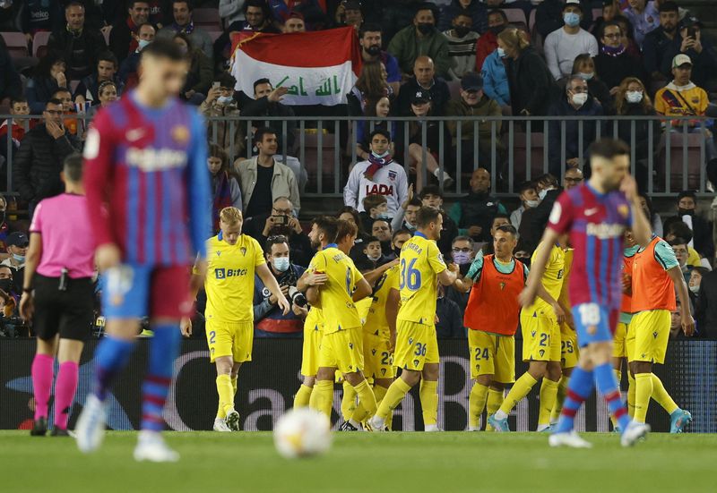 &copy; Reuters. لاعبون من قادش يحتفلون باحراز هدف في شباك برشلونة بدوري الدرجة الأولى الإسباني لكرة القدم يوم الاثنين. تصوير: البرت خيا - رويترز. 