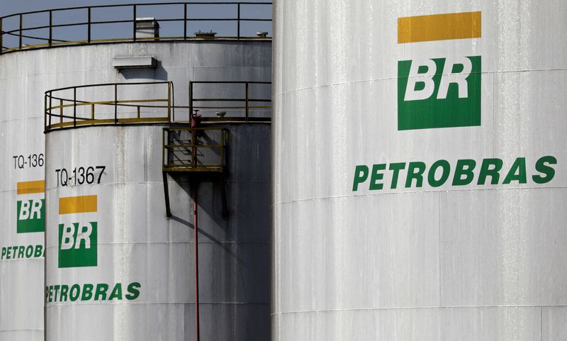 &copy; Reuters. IMAGEN DE ARCHIVO. El logo de la brasileña Petrobras se ve en un tanque de la refinería Paulinia, en Paulinia, Brasil