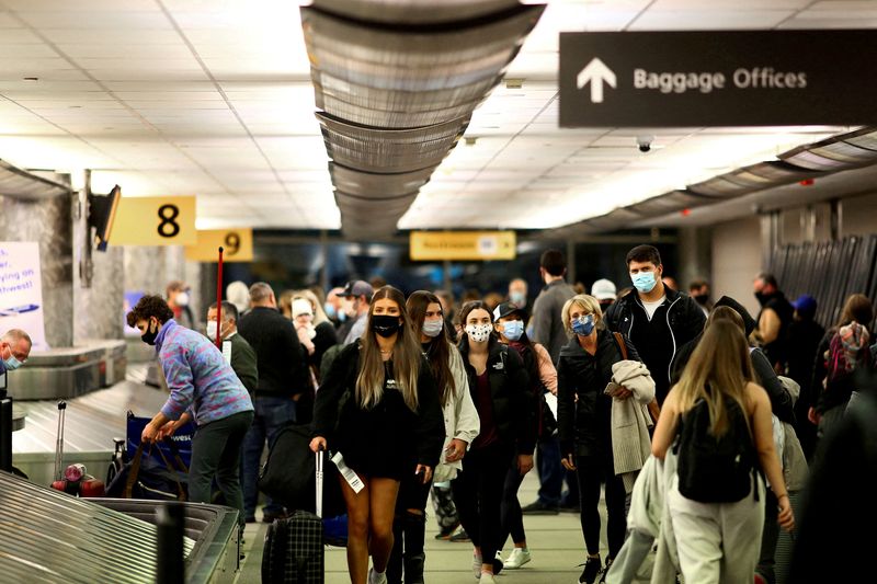 &copy; Reuters. Imagen de archivo de viajeros con mascarillas en el aeropuerto de Denver, Colorado, EEUU. 24 noviembre 2020.  REUTERS/Kevin Mohatt