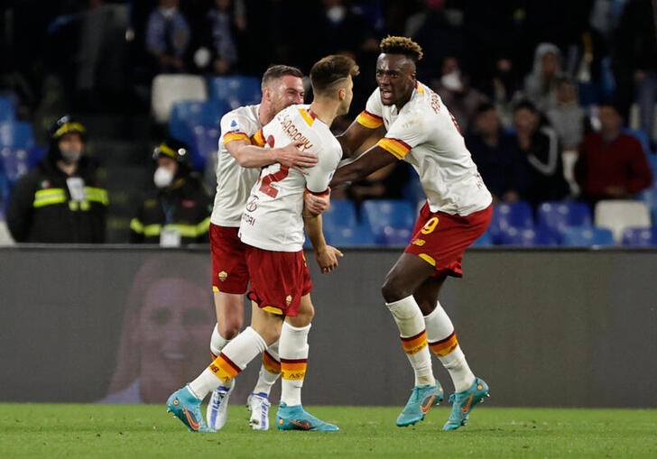 &copy; Reuters. Soccer Football - Serie A - Napoli v AS Roma - Stadio Diego Armando Maradona, Naples, Italy - April 18, 2022 AS Roma's Stephan El Shaarawy celebrates scoring their first goal with teammates REUTERS/Ciro De Luca