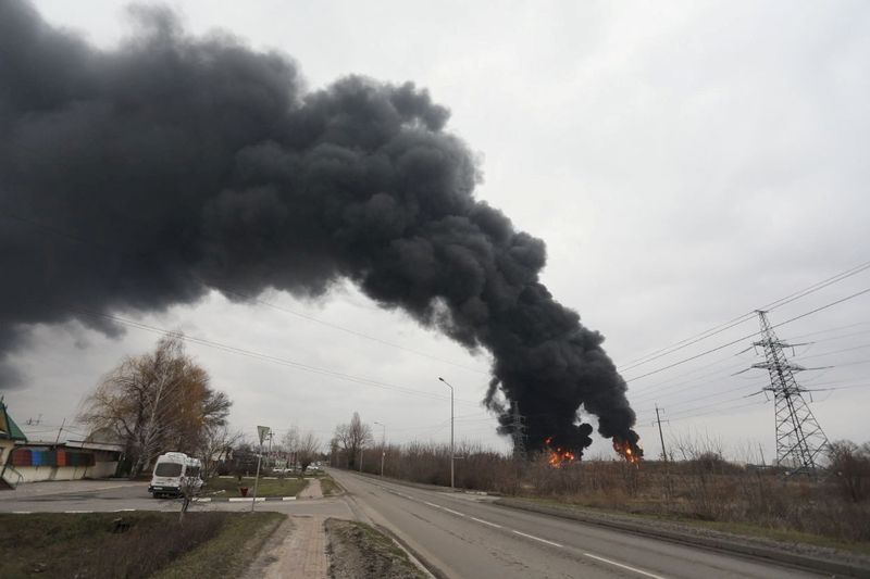© Reuters. مشهد لمستودع وقود تشتعل فيه النيران بمنطقة بيلجورود الروسية في أول أبريل نيسان 2022. صورة لرويترز من بيلابرسا. (يحظر إعادة بيع أو الاحتفاظ بالصورة في الأرشيف).