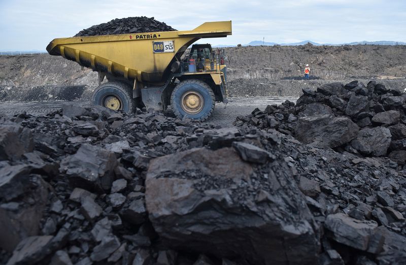&copy; Reuters. 　４月１８日、インドネシアは、石炭採掘会社から徴収するロイヤルティー料率を引き上げた。写真はインドネシアのタバロン
の採炭場。提供写真（２０２２年　ロイター／Antara Foto）
