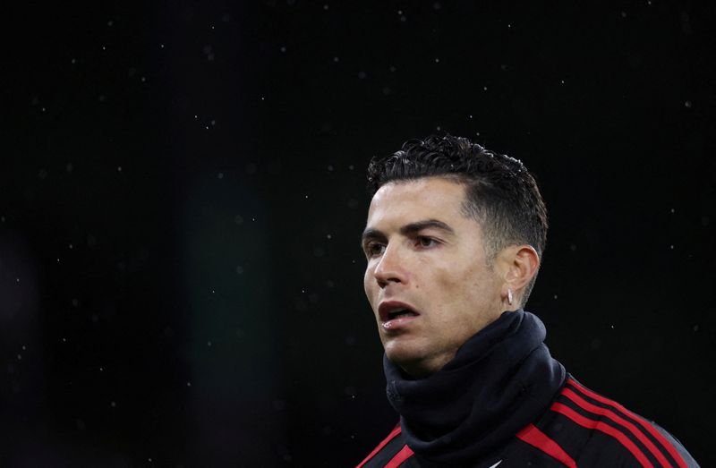 &copy; Reuters. L'attaquant portugais Cristiano Ronaldo et sa compagne Georgina Rodriguez, qui ont annoncé en octobre dernier qu'ils attendaient des jumeaux, ont annoncé lundi le décès de l'un des deux bébés. /Photo prise le 8 février 2022/REUTERS/Carl Recine