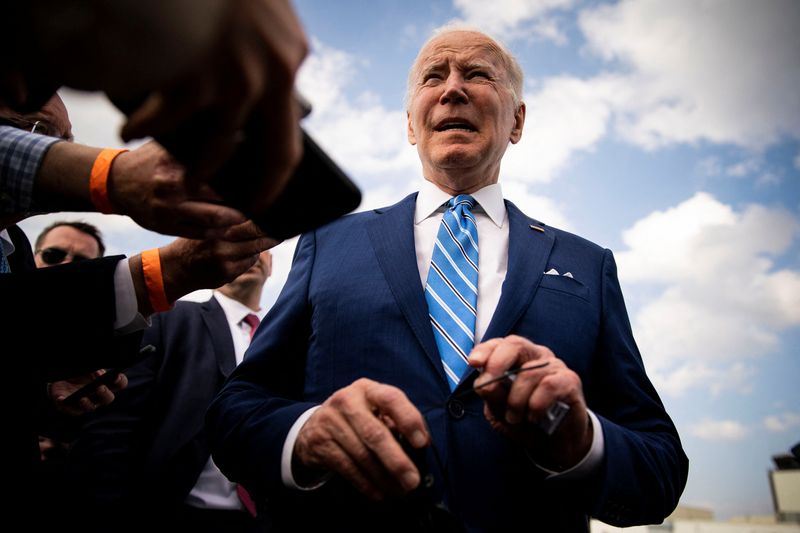 &copy; Reuters. 　４月１８日、米ホワイトハウスのサキ報道官は１８日の定例会見で、バイデン大統領（写真）がウクライナのキーウを訪問する予定はないと改めて表明した。写真はアイオワ州 デモイン 