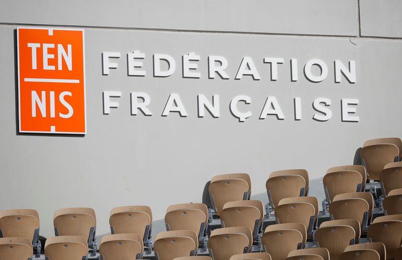 &copy; Reuters. FOTO DE ARCHIVO. El logo de la Federación Francesa de Tenis en el estadio de Roland-Garros durante el Abierto de Francia de tenis 2020 en París, Francia. 7 de octubre de 2020. REUTERS/Charles Platiau