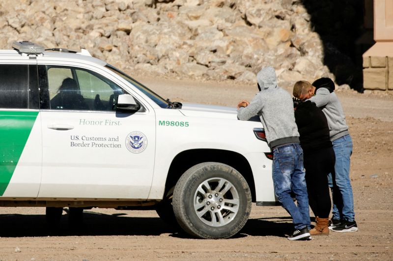 &copy; Reuters. FOTO DE ARCHIVO: Migrantes cubanos son detenidos por un agente de la Patrulla Fronteriza de Estados Unidos mientras se entregan para pedir asilo, tras cruzar a El Paso, Texas, Estados Unidos, visto desde Ciudad Juárez, México.5 de febrero de 2021. REUTE