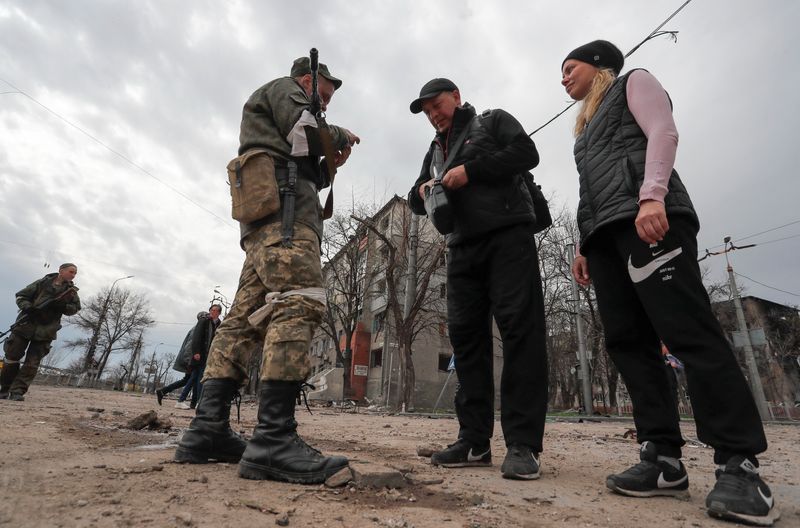 &copy; Reuters. Foto del lunes de militares prorrusos controlando documentos en Mariupol
Abril 18, 2022. REUTERS/Alexander Ermochenko