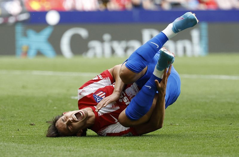 &copy; Reuters. جواو فيلكس لاعب أتليتيكو مدريد بعد تعرضه لإصابة خلال مباراة لفريقه أمام إسبانيول في دوري الدرجة الأولى الإسباني لكرة القدم في مدريد يوم 17 أ
