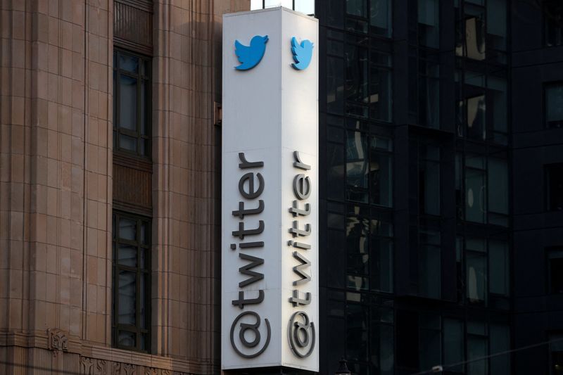 &copy; Reuters. FOTO DE ARCHIVO. Un logo de Twitter en el exterior de la sede de la compañía en San Francisco, California, Estados Unidos. 11 de enero de 2021. REUTERS/Stephen Lam