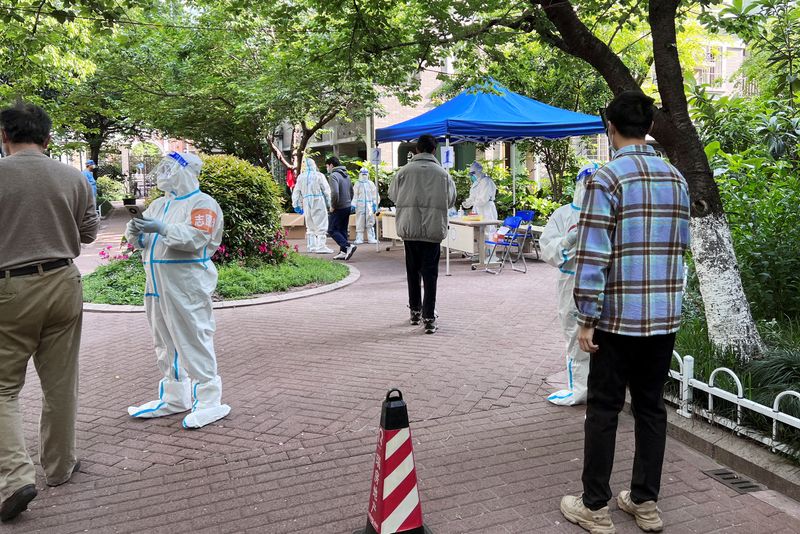 &copy; Reuters. Residents get tested for the coronavirus disease (COVID-19) at a makeshift nucleic acid testing site inside a residential compound under lockdown, in Shanghai, China April 18, 2022. REUTERS/Xihao Jiang 