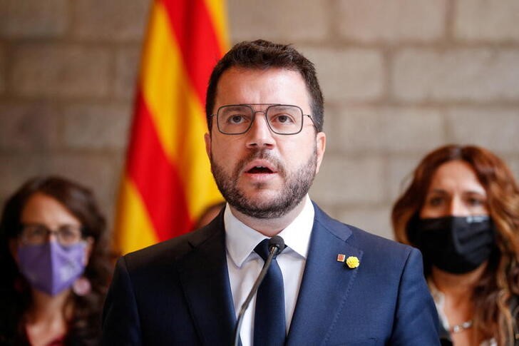 &copy; Reuters. Foto de archivo: El presidente regional de Cataluña, Pere Aragonés, da una rueda de prensa en el Palau de la Generalitat, en Barcelona, España, 24 de septiembre de 2021. REUTERS/Albert Gea