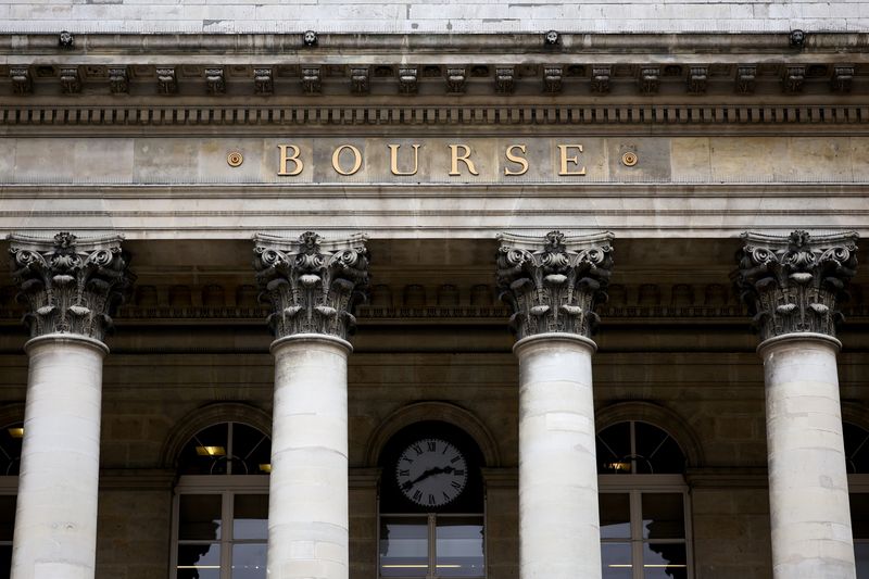 © Reuters. Les principales Bourses européennes sont attendues en légère baisse mardi.
Les contrats à terme indiquent une baisse de 0,25% pour le CAC 40 parisien, de 0,49% pour le Dax à Francfort et de 0,04% pour le FTSE à Londres. /Photo prise le 23 février 2022/REUTERS/Sarah Meyssonnier