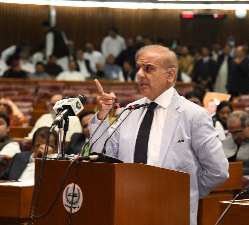&copy; Reuters. شهباز شريف رئيس الوزراء الباكستاني يتحدث في الجمعية الوطنية في إسلام أباد يوم 11 أبريل نيسان 2022. صورة لرويترز من الجمعية الوطنية الباكستانية
