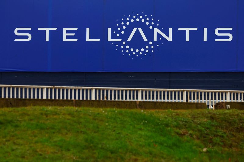 &copy; Reuters. FILE PHOTO: The logo of Stellantis is seen on a company's building in Velizy-Villacoublay near Paris, France, February 1, 2022. REUTERS/Gonzalo Fuentes