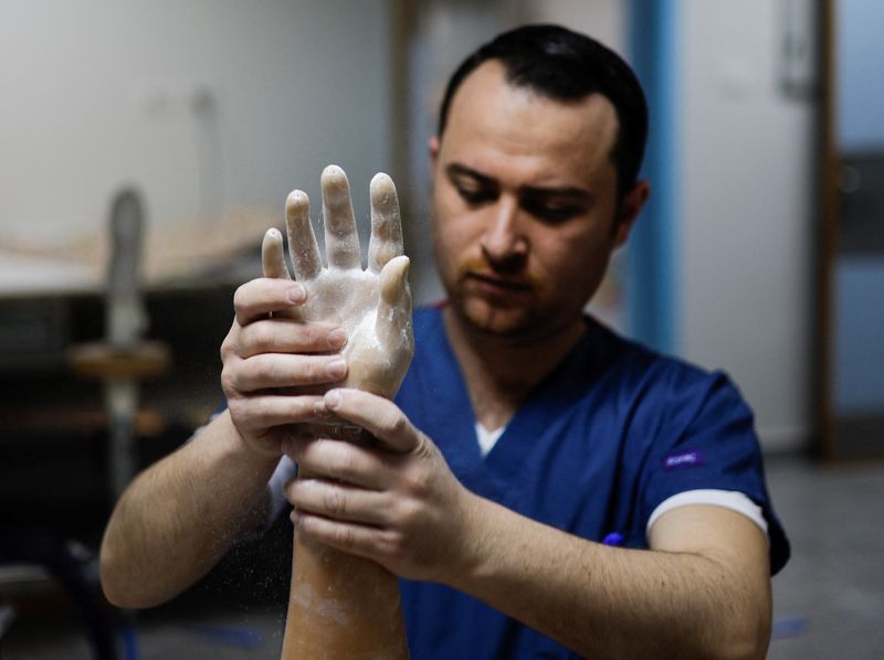 &copy; Reuters. A Palestinian technician prepares a myoelectric limb at the Sheikh Hamad Bin Khalifa Al Thani Rehabilitation and Prosthetics Hospital in the northern Gaza Strip April 13, 2022. Picture taken April 13, 2022. REUTERS/Mohammed Salem