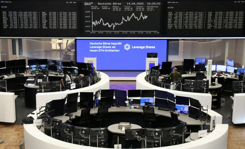 &copy; Reuters. شاشات تعرض بيانات مؤشر داكس الألماني في بورصة فرانكفورت يوم 14 أبريل نيسان 2022. تصوير: رويترز.