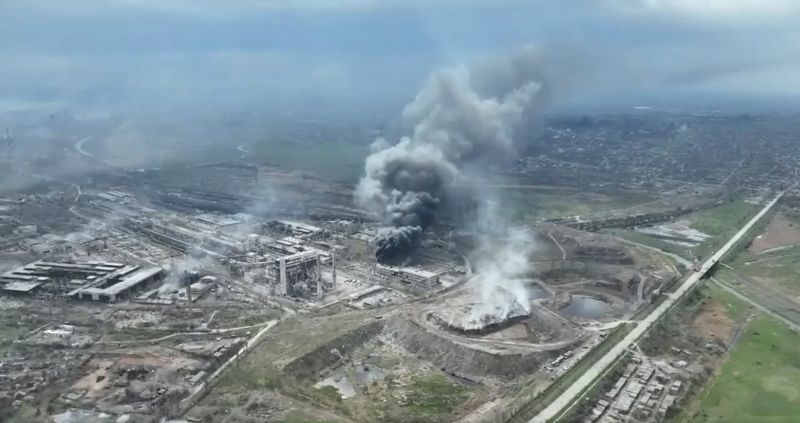 &copy; Reuters. El humo se eleva sobre la fábrica de acero Azovstal, en Mariúpol, Ucrania, en esta imagen fija obtenida de un vídeo reciente publicado en las redes sociales. REUTERS/Ayuntamiento de Mariúpol