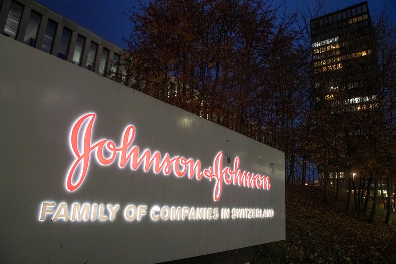 &copy; Reuters. FILE PHOTO: The logo of healthcare company Johnson & Johnson is seen in front of an office building in Zug, Switzerland December 1, 2021. REUTERS/Arnd Wiegmann/File Photo