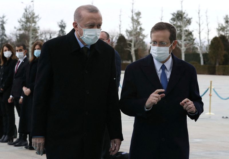 &copy; Reuters. El presidente turco Tayyip Erdogan y su homólogo israelí Isaac Herzog conversan durante una ceremonia de bienvenida en Ankara, Turquía, el 9 de marzo, 2022. REUTERS/Stringer NO REVENTA. NO ARCHIVOS