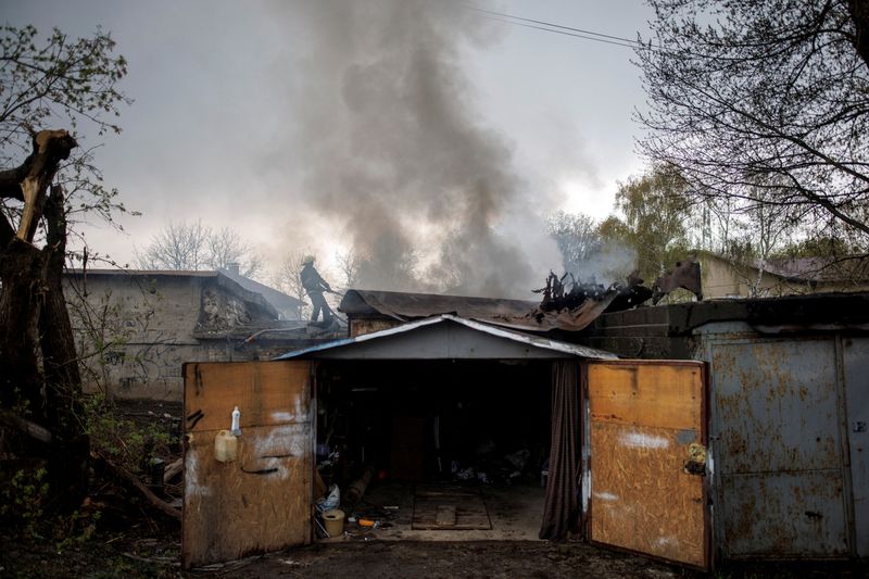 &copy; Reuters. FOTO DE ARCHIVO: Un bombero intenta apagar un incendio en un garaje tras un bombardeo por parte de las fuerza rusas en Járkov, Ucrania, el 18 de abril de 2022. REUTERS/Alkis Konstantinidis