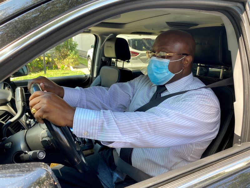 &copy; Reuters. FILE PHOTO: An Uber driver wears a protective mask as he sits in his car in the Queens neighborhood, as the coronavirus disease (COVID-19) continues to spread, in New York, U.S., August 5, 2020. REUTERS/Tina Bellon/File Photo
