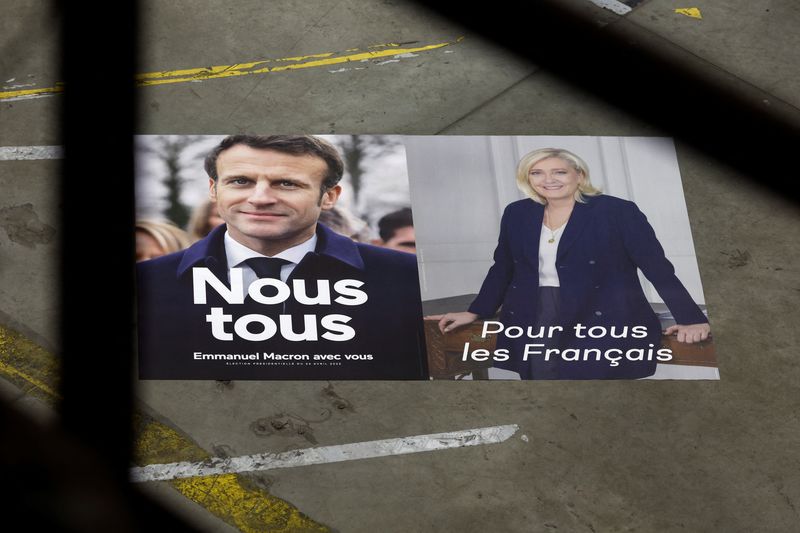 &copy; Reuters. A la veille d'un débat jugé déterminant pour le second tour de l'élection présidentielle, le camp d'Emmanuel Macron se montrait prudent mardi, jugeant que "le match n'est pas plié", tandis que les proches de son adversaire, Marine Le Pen, s'efforça