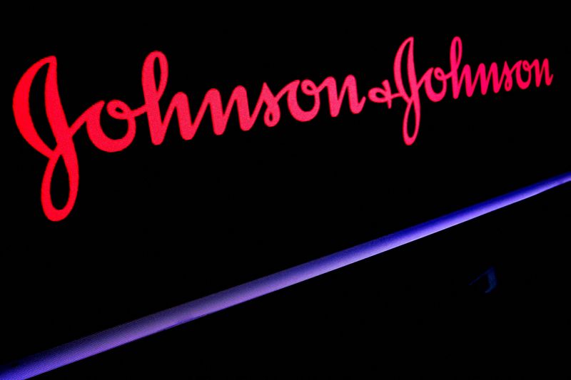 &copy; Reuters. Il logo Johnson & Johnson presso la Borsa di New York. REUTERS/Brendan McDermid/