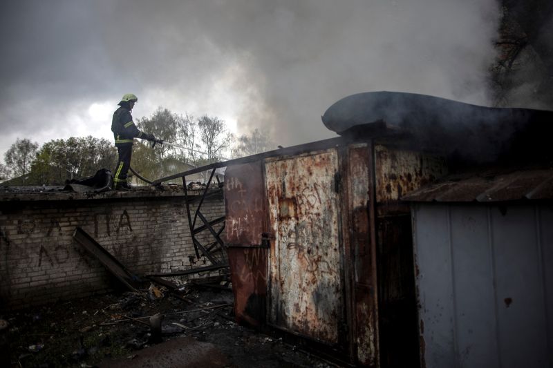 &copy; Reuters. رجل إطفاء يحاول إطفاء حريق في منزل بعد قصف روسي في خاركيف بأوكرانيا يوم الثلاثاء. تصوير: ألكيس كونستانتينيديس-رويترز. 