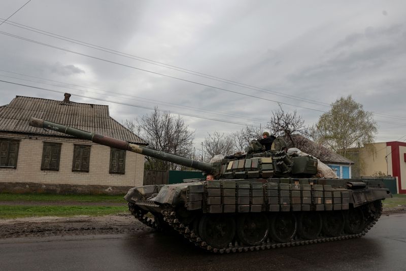 &copy; Reuters. ウクライナ東部ルガンスク州のガイダイ知事は１９日、ロシア軍が同州クレミンナ市を制圧したと発表した。ドネツク地域で１８日撮影（２０２２年　ロイター/Serhii Nuzhnenko）
